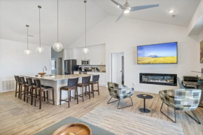 Luxury Island Penthouse - Waterfront, Pool and Deck